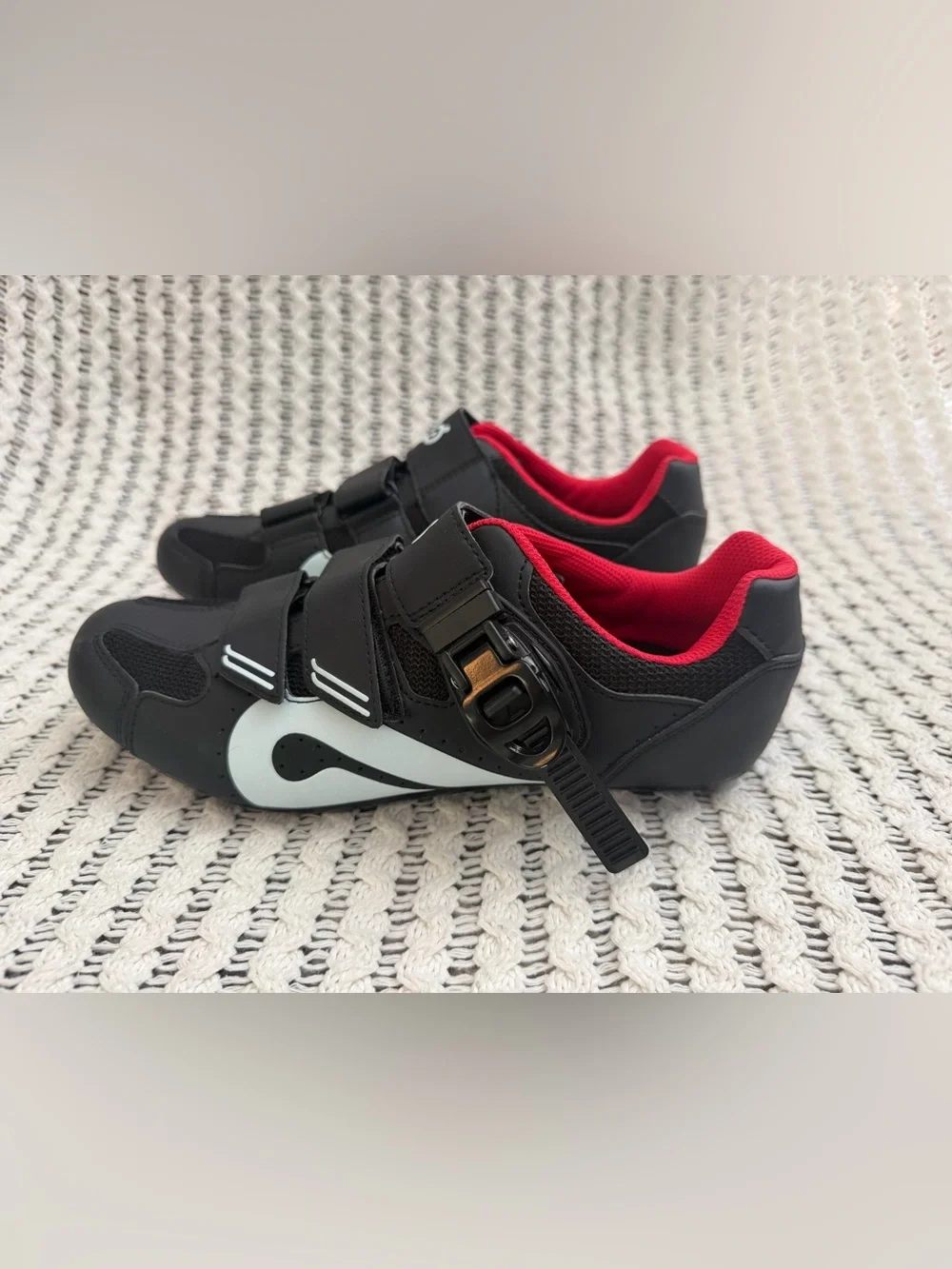 NWOT Pelaton Cycling Shoes Size 39 with Quick Ratchet Clip Hook & Loop Strap